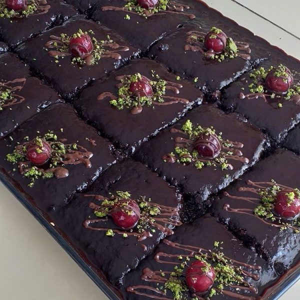 Bol Soslu Islak Kek Browni Tadında —