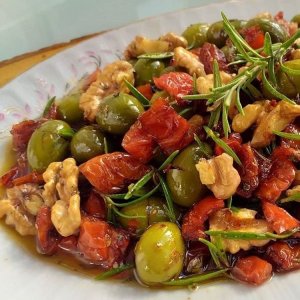 kuru domatesli zeytin salatası