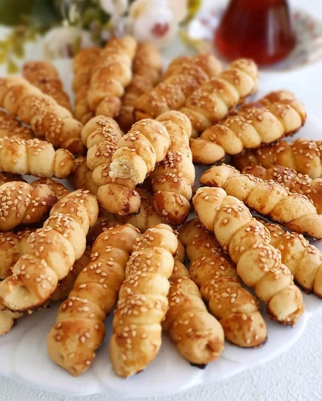 Altın günlerinin vazgeçilmezi burgulu tuzlu kurabiye nasıl yapılır