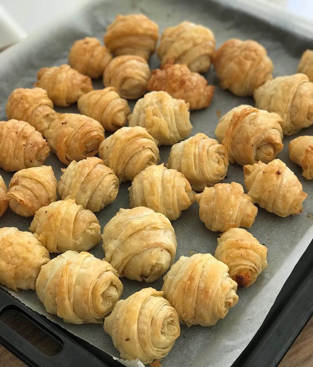 Cok Havali Kuruvasan Borek Nasil Yapilir