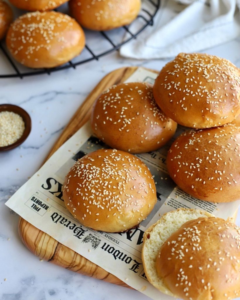 Evde restoran kalitesinde hamburger ekmeği yapmak ister misiniz? Yumuşacık ve lezzet garantili hamburger ekmeği tarifi ile adım adım rehberimize göz atın. Pratik ve Kolay tariflerle misafirlerinizi şaşırtın!